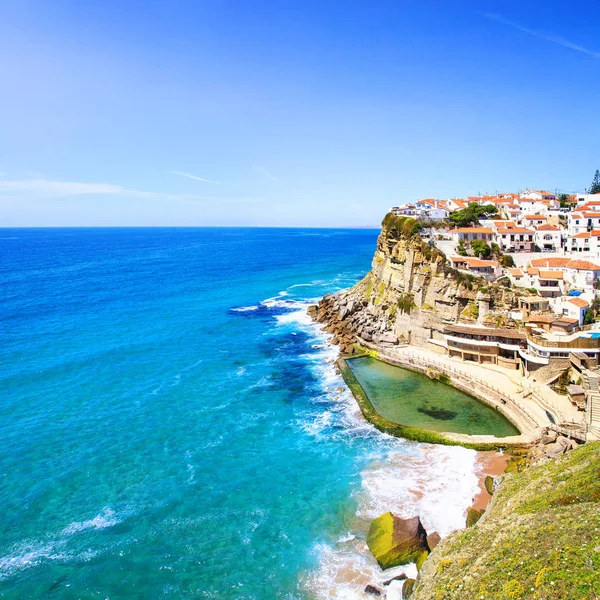 Azenhas mar vit by, klippa och ocean, sintra, portugal. — Stockfoto