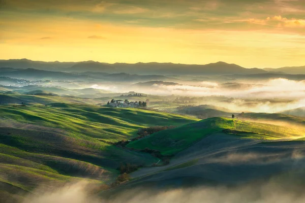 Volterra ködös panorama, lankás dombok és a zöld mezők, a sunse — Stock Fotó
