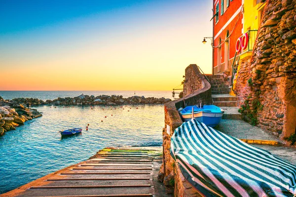 Riomaggiore village street, boats and sea. Cinque Terre, Ligury, — Stock Photo, Image