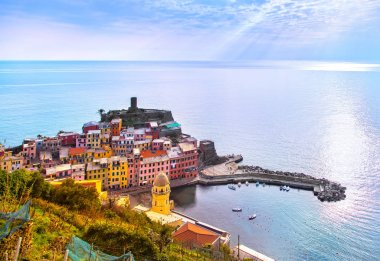Vernazza Köyü, havadan panoramik görünümü. Cinque Terre, Ligury, ben