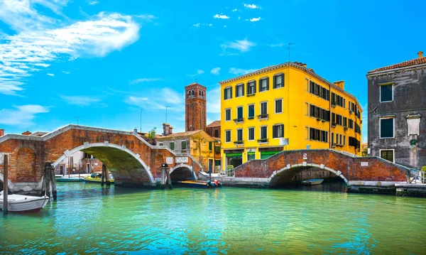 Venedig, vattenkanalen och dubbel bridge i Cannaregio. Italien. — Stockfoto