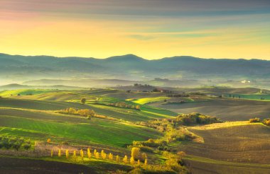 Tuscany kırsal puslu panorama tepeler ve yeşil alan,