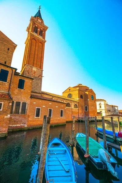 Chioggia město v Benátské laguně, lodě, vodní kanál a kostel. — Stock fotografie