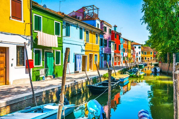 Burano Adası kanal, renkli evler ve tekneler, Venedik, İtalya — Stok fotoğraf