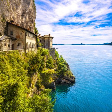 Hermitage veya Eremo Santa Caterina del Sasso Manastırı. Maggio