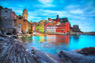 Vernazza Köyü, kilise, kayalar ve deniz liman. Cinque Terre, Li