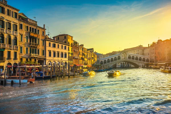 Venedik grand canal, gündoğumu, Rialto Köprüsü. İtalya — Stok fotoğraf