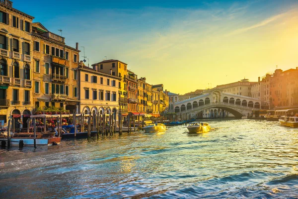 Velence canal Grande, napkeltekor a Rialto-hídtól. Olaszország — Stock Fotó