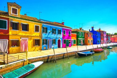 Venedik tarihi, Burano adası kanalı, renkli evler ve tekneler.,
