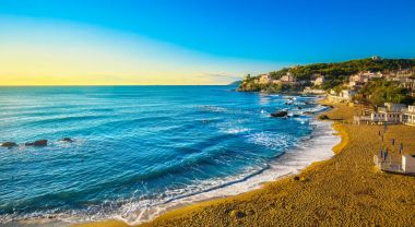 Castiglioncello defne plaj ve gün batımında. Toskana, İtalya.