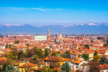 Vicenza panoramik manzaralı. Yerebatan Palladiana ve Alpler mountai