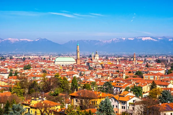Vicenza panoramik manzaralı. Yerebatan Palladiana ve Alpler mountai — Stok fotoğraf