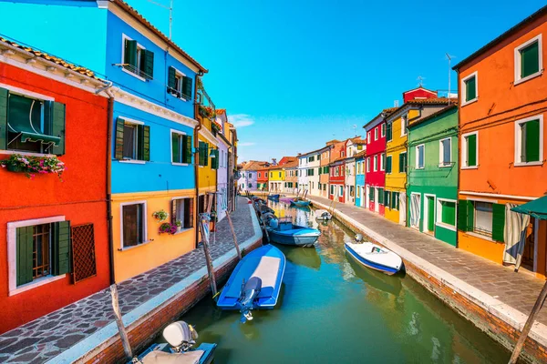 Marco de Veneza, Burano ilha canal, casas coloridas e barcos, — Fotografia de Stock
