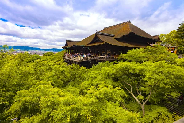 Kyoto / Japán -, 2010. május 27.: Kiyomizu-dera H látogató turisták — Stock Fotó