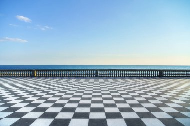 Mascagni Terrazza Teras ve liman girişinde günbatımı. Livorn