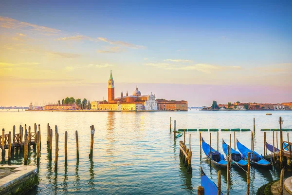 Laguna de Venecia, iglesia de San Giorgio, góndolas y postes. Italia —  Fotos de Stock