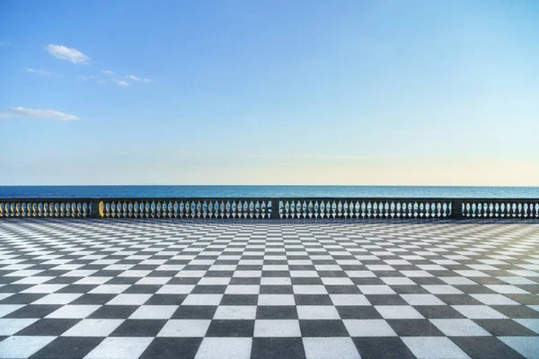 Mascagni Terrazza terasa a přístav vchodu při západu slunce. Livorn — Stock fotografie