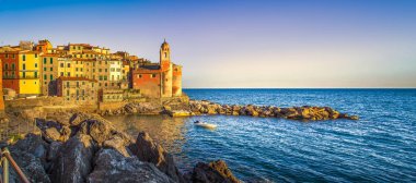 Tellaro kayalar ve köy denizde. Cinque terre, Ligury İtalya