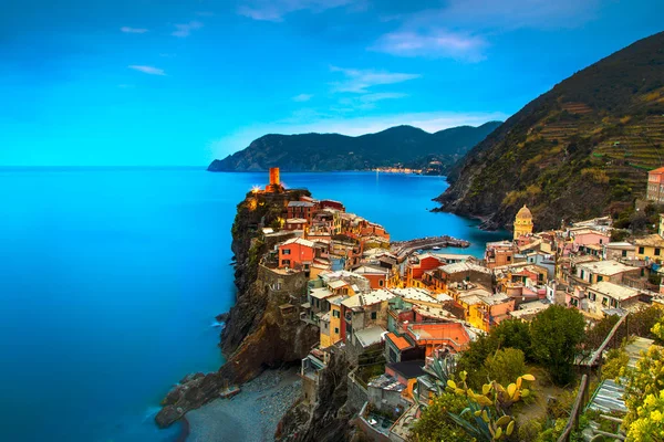 Aldeia de Vernazza, vista aérea no pôr-do-sol vermelho. Cinque Terre, Ligur — Fotografia de Stock