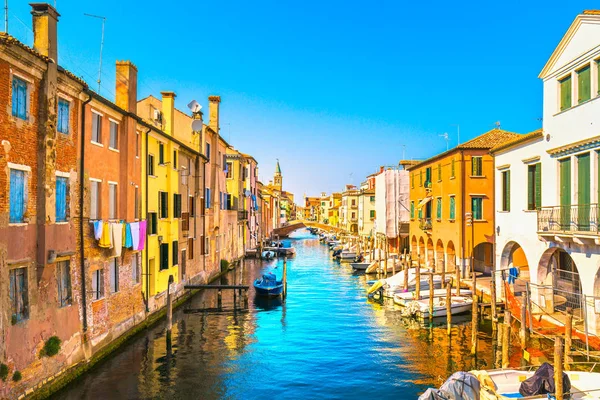 Chioggia stad i venetianska lagunen, vattenkanalen och kyrkan. Veneto — Stockfoto