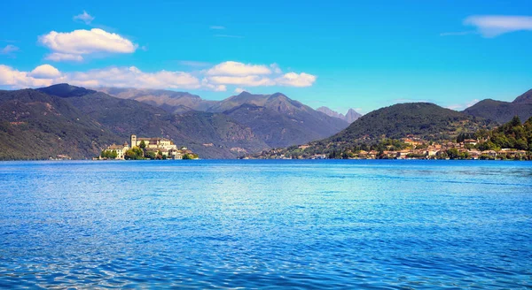 Orta Lake landscape. Orta San Giulio village and island Isola S. — Stock Photo, Image