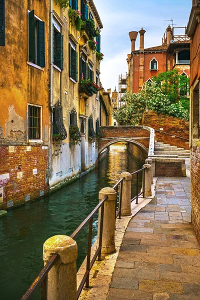 Venedig stadsbilden, byggnader, vatten kanal och bridge. Italien — Stockfoto