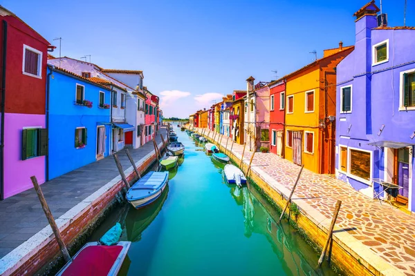 Венеция ориентир, Бурано островной канал, красочные дома и лодки, — стоковое фото