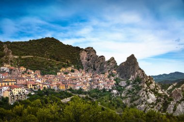 Apennines Dolomiti Lucane 'deki Castelmezzano köyü. Basilicata, 
