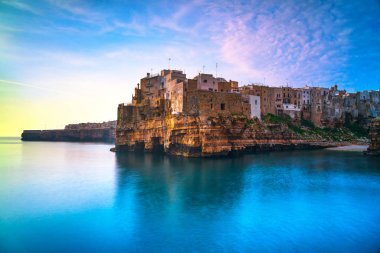 Polignano Mare village adlı gündoğumu, Bari, Apulia, İtalya.