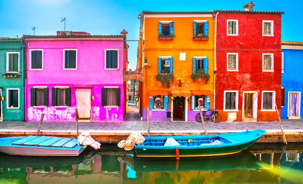 Velence mérföldkő, Burano sziget csatorna, színes házak és hajók, — Stock Fotó