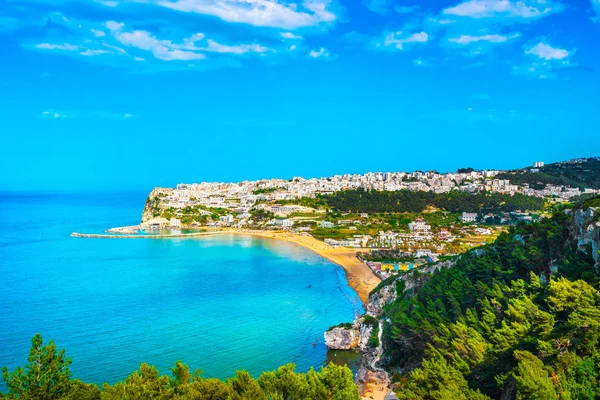 Peschici paese e spiaggia, penisola del Gargano, Puglia, Italia . — Foto Stock