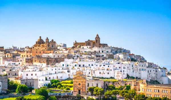 Ostuni beyaz şehir manzarası, Brindisi, Apulia, İtalya.
