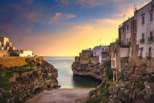 Polignano Mare village za úsvitu, Bari, Itálie. — Stock fotografie