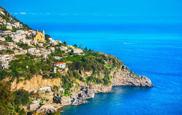 Praiano, mely panorámás kilátással Amalfi város. Olaszország — Stock Fotó