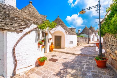 Alberobello Trulli tipik ev sahipliği yapmaktadır. Apulia, İtalya.