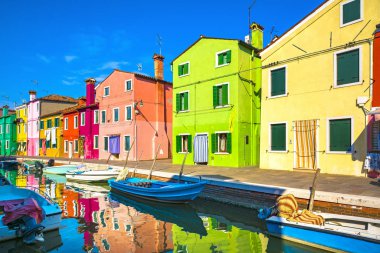Venedik tarihi, Burano adası kanalı, renkli evler ve tekneler.,