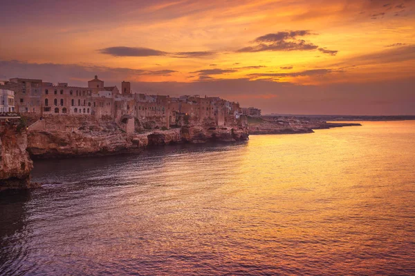 Polignano een Mare village bij zonsondergang, Bari, Apulië, Italië. — Stockfoto