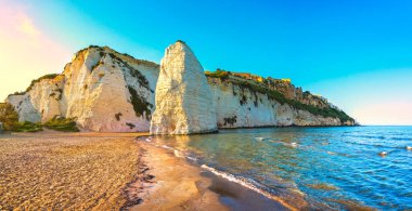 Vieste ve Pizzomunno rock beach, Gargano, Apulia, İtalya.