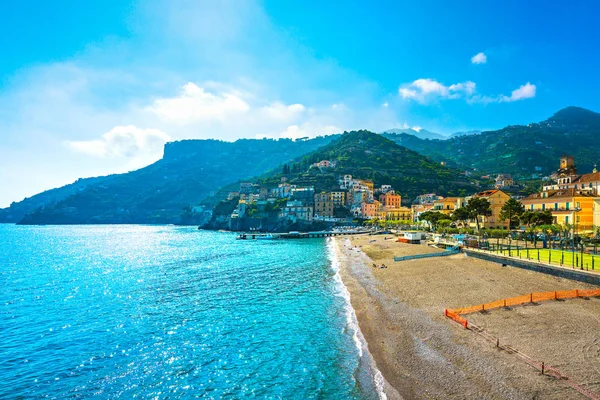 Minori pueblo en la costa de Amalfi, vista a la playa. Italia — Foto de Stock