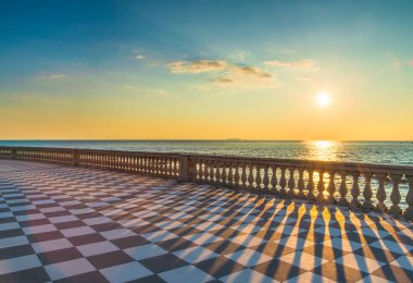 Gün batımında Mascagni Terrazza Teras. Livorno Toskana İtalya