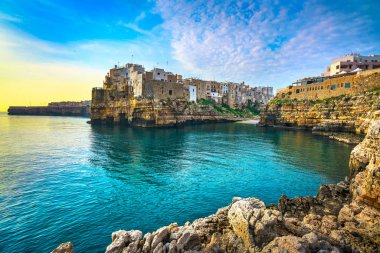 Polignano Mare village adlı gündoğumu, Bari, Apulia, İtalya.