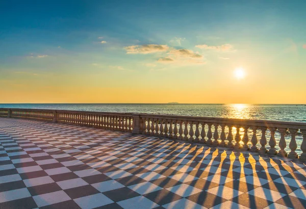 Mascagni Terrazza terase při západu slunce. Livorno Toskánsko Itálie — Stock fotografie