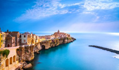 Vieste kasabası kayalıklarda, Gargano yarımadası, Apulia, güney İtalya, Avrupa.