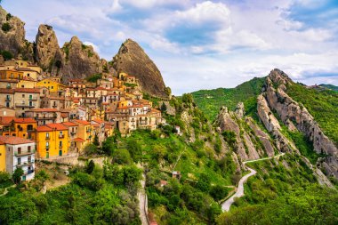 Apennines Dolomiti Lucane 'deki Castelmezzano köyü. Basilicata, İtalya.