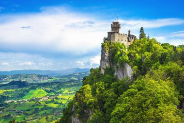 San Marino, kayalık bir uçurumda ortaçağ kulesi ve panoramik manzara o