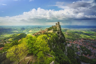 San Marino, kayalık bir uçurumda ortaçağ kulesi ve panoramik manzara o