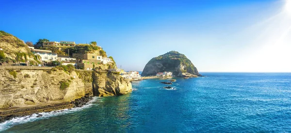 Strand van Sant Angelo en rotsen op het eiland Ischia. Campania, Italië. — Stockfoto