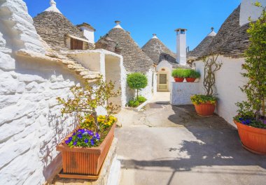 Alberobello Trulli tipik ev sahipliği yapmaktadır. Apulia, İtalya.