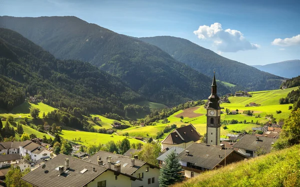 Valle de Funes San Pietro pueblo y vista a la iglesia, Alpes Dolomitas , — Foto de Stock