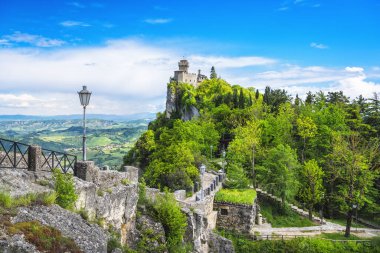 San Marino, kayalık bir uçurumda ortaçağ kulesi ve panoramik manzara o